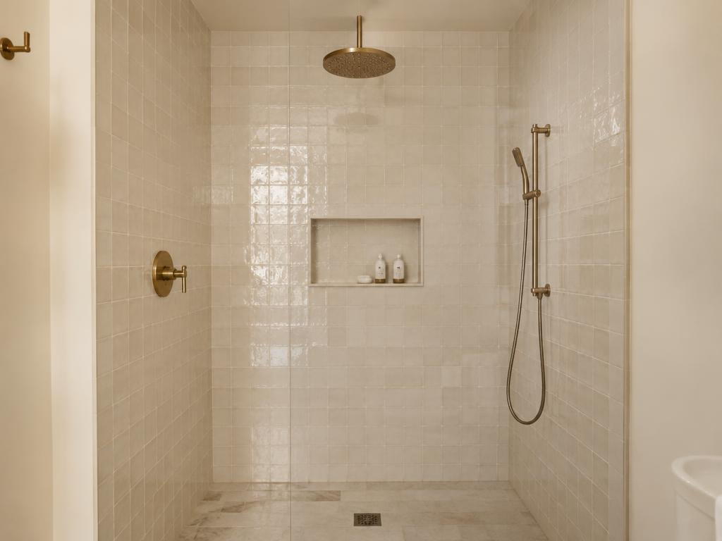 Douche en zellige crème — Cambo-les-Bains